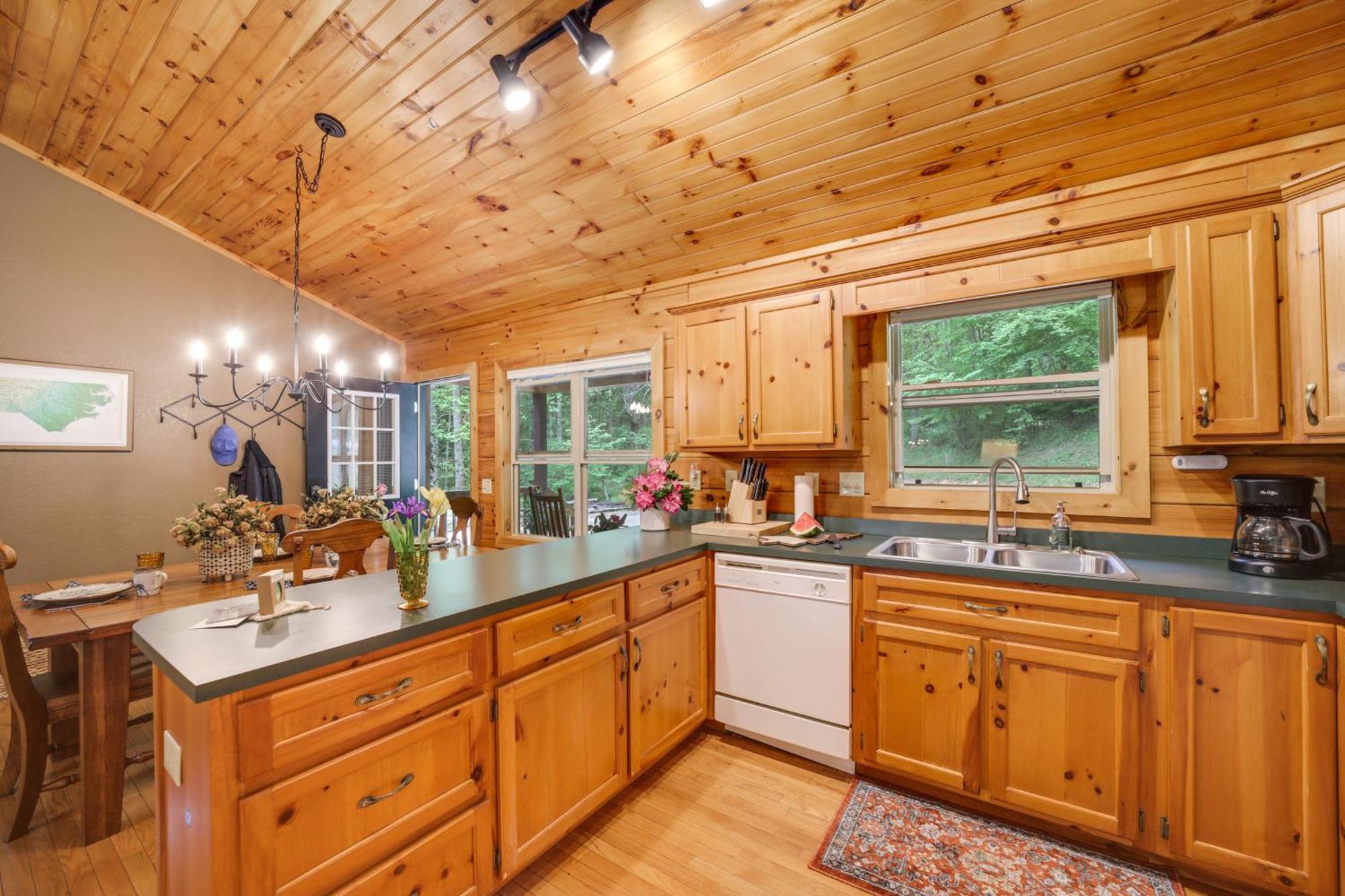 Peaceful Smoky Mountain Cabin With Deck And Fire Pit! Вейнсвілл Екстер'єр фото