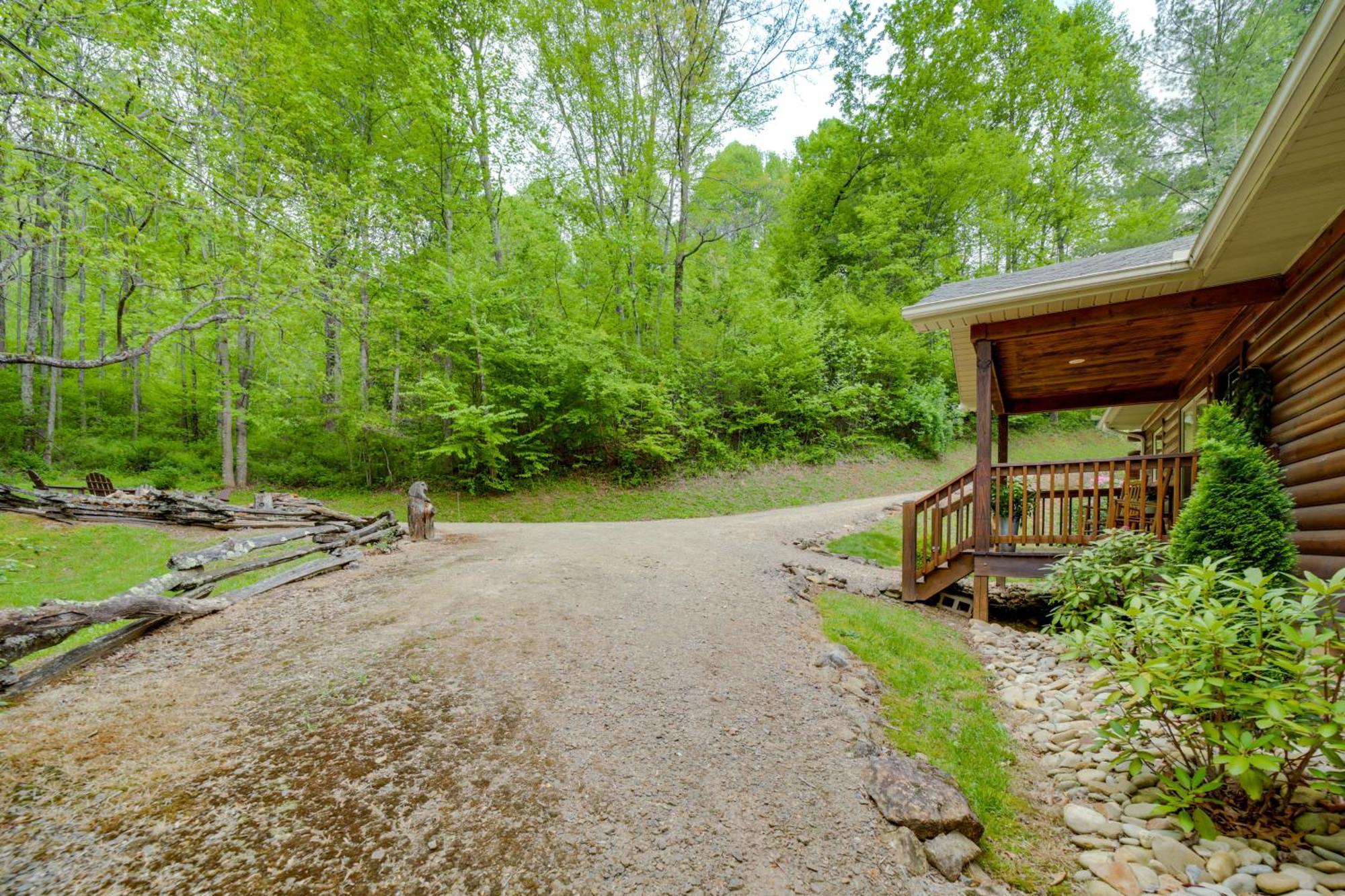 Peaceful Smoky Mountain Cabin With Deck And Fire Pit! Вейнсвілл Екстер'єр фото